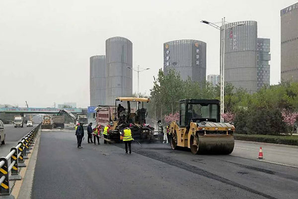 高速公路路面施工为什么多数使用沥青材料？